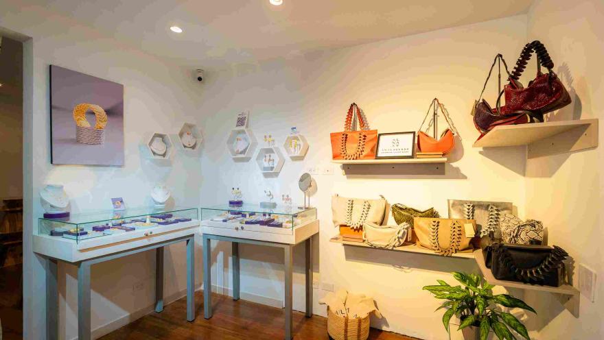 Tienda de artesanías y accesorios en Bogotá, con bolsos, joyas y otros productos exhibidos en vitrinas y estanterías de un espacio acogedor.