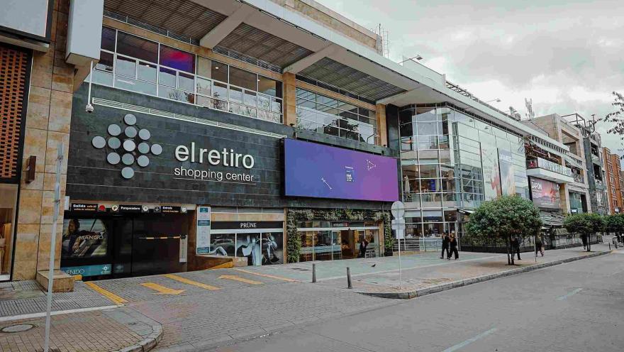 Vista exterior de El Retiro Shopping Center, un moderno destino de compras y estilo ubicado en el corazón de la Zona Rosa de Bogotá.