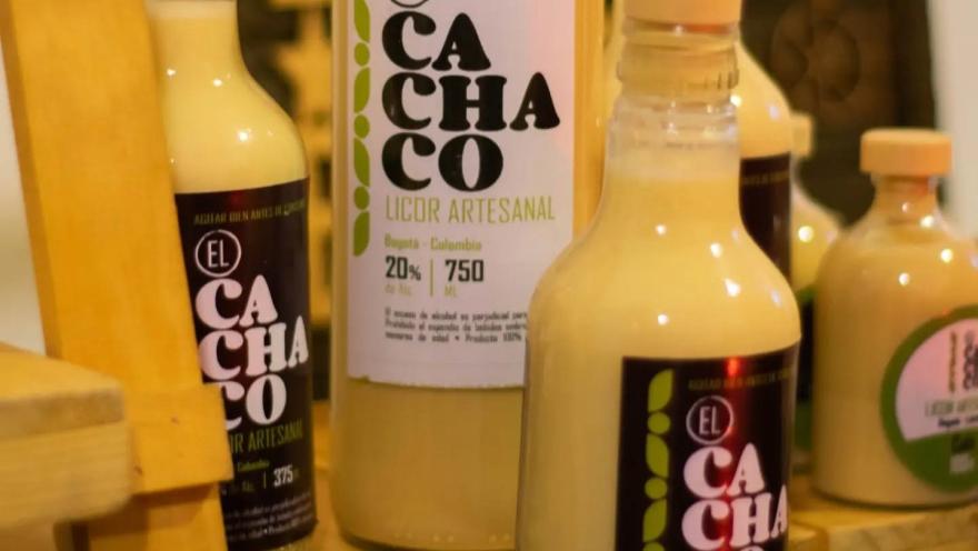 Botellas de El Cachaco, licor artesanal elaborado en Bogotá, presentadas en diferentes formatos y sabores.