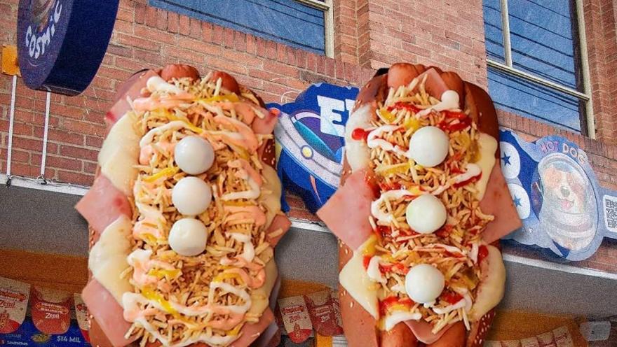 Dos perros calientes con diferentes combinaciones de ingredientes y toppings.
