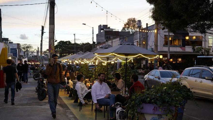 San Felipe cobra vida al atardecer con terrazas al aire libre, restaurantes, luces cálidas y el movimiento de visitantes que recorren sus calles.