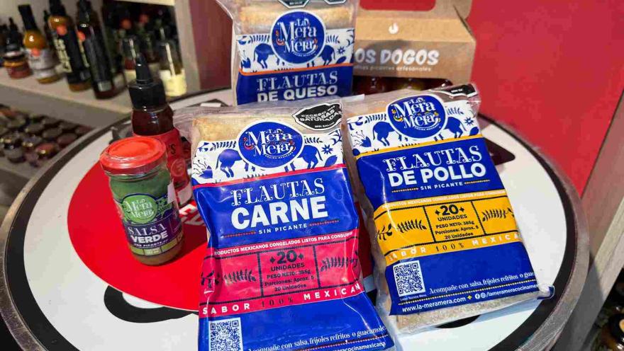 Productos mexicanos de La Mera Mera, como flautas de carne, pollo y queso, acompañadas de salsa verde.