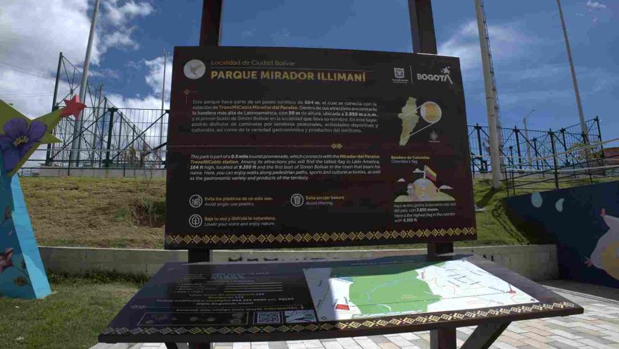 Señalización turística del Parque Mirador Illimani, con información sobre el recorrido, atractivos y servicios del lugar, junto a un mapa del parque.