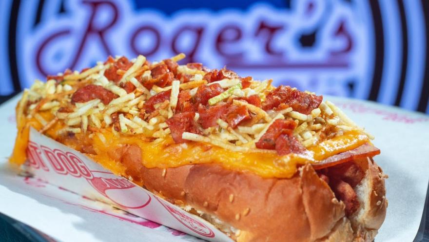 Pan con carne, queso fundido, tocineta y abundantes papas crocantes, una propuesta contundente de Roger’s 50’s.