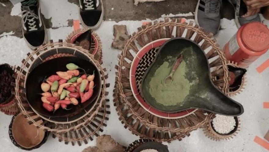 Variedad de productos y preparaciones de chocolate exhibidos en una mesa decorada con flores.