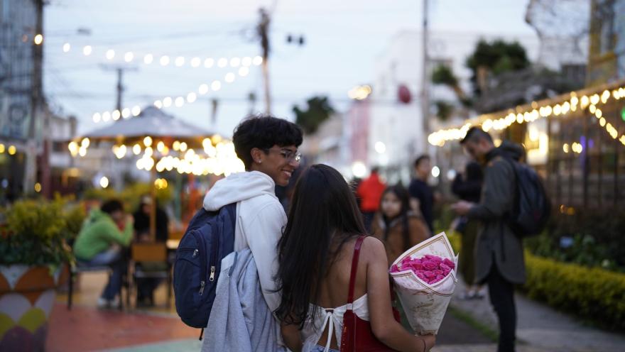 Una pareja recorre San Felipe al atardecer, entre terrazas, luces cálidas y el ambiente cultural y gastronómico del barrio.