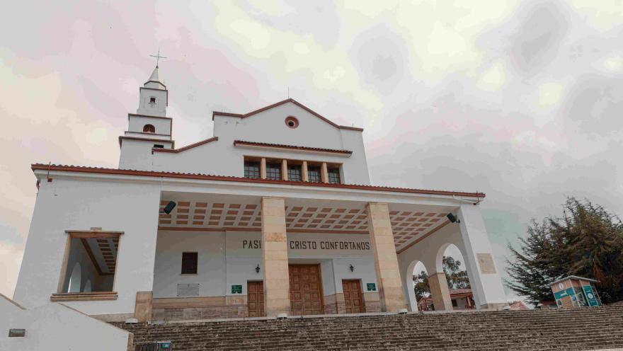 Iglesia de Monserrate, con su tradicional arquitectura blanca y su escalinata de acceso en la cima de Bogotá.