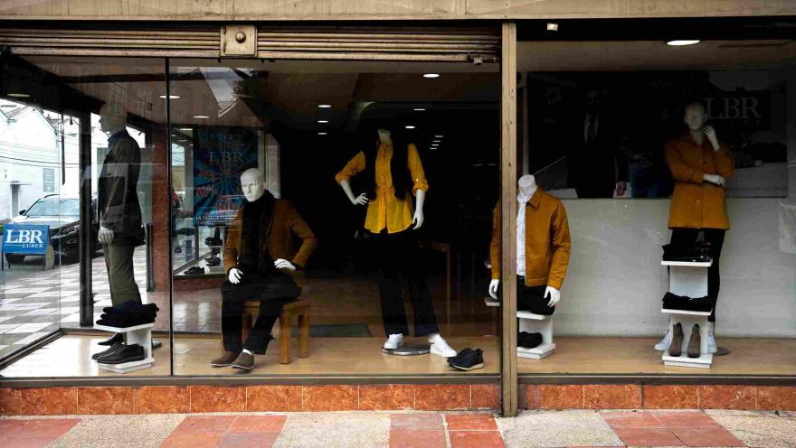 Escaparate de una tienda de moda en Floresta Outlet, donde varios maniquíes exhiben prendas casuales y de temporada en tonos cálidos. La vitrina ofrece una muestra de la propuesta de vestuario del establecimiento.