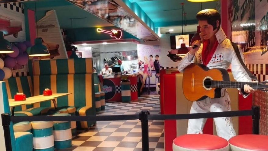  Restaurante ambientado en los años 50, con música en vivo, decoración retro y una figura de Elvis Presley como protagonista.