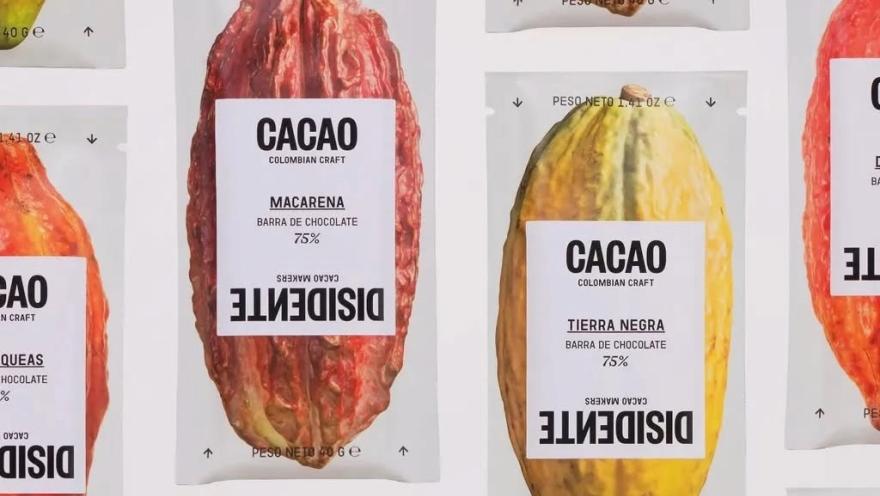 Productos de cacao colombiano presentados en empaques con forma de mazorca y diferentes porcentajes de chocolate.