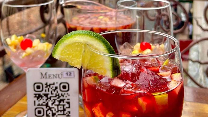 Vasos de sangría con frutas y limón, servidos en una mesa de La Puerta de la Catedral.