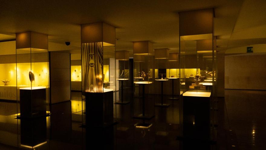 Sala del Museo del Oro con vitrinas iluminadas que destacan diversas piezas de orfebrería precolombina.