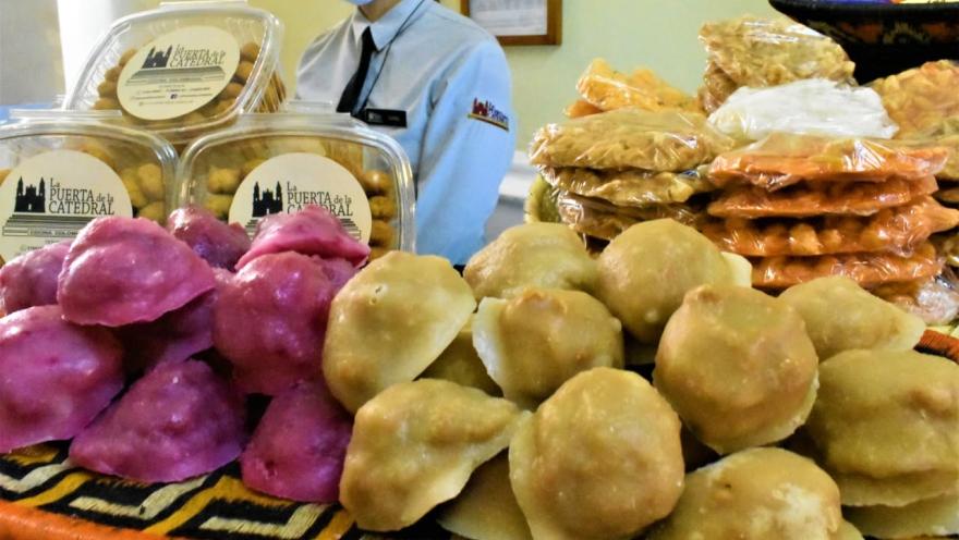  Variedad de dulces y postres colombianos exhibidos en La Puerta de la Catedral.