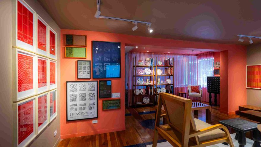 Galería de diseño y arte en Bogotá, con obras gráficas, piezas decorativas y objetos de diseño exhibidos en un espacio de ambiente contemporáneo.
