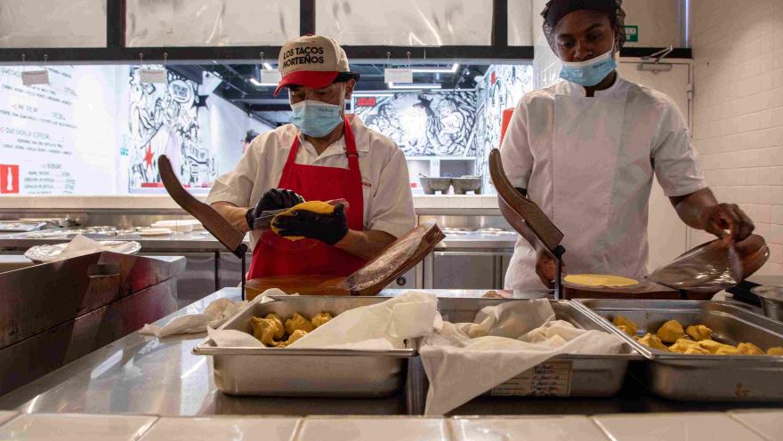  Personal preparando tortillas y alimentos en la cocina del restaurante.