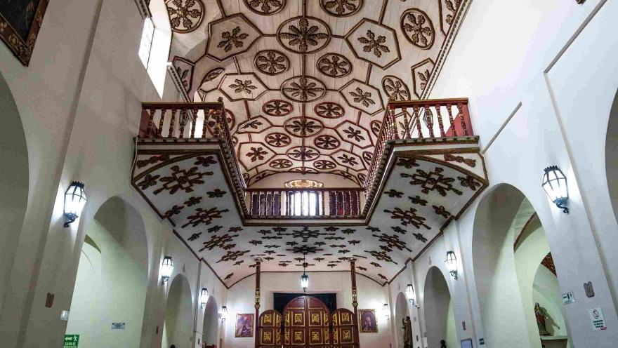  Interior de la iglesia de San Juan de Dios, con una cubierta decorada con motivos geométricos y detalles ornamentales.