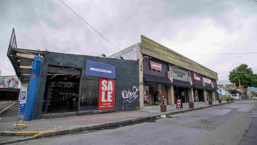 La fachada de Floresta Outlet reúne varias tiendas de reconocidas marcas de moda y calzado, entre ellas Skechers y Levi’s. Sus locales se distribuyen a lo largo de una calle peatonalizada, creando un recorrido comercial al aire libre.