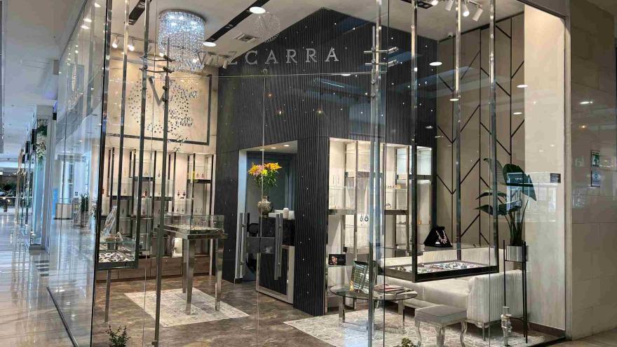 La elegante joyería Vizcarra destaca por su diseño contemporáneo, vitrinas luminosas y un ambiente sofisticado que invita a descubrir piezas exclusivas en el Centro Comercial El Retiro.
