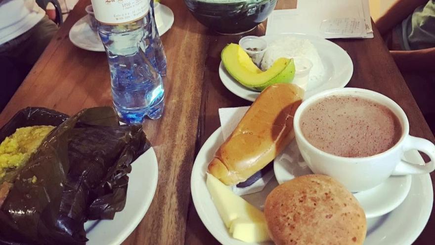  Mesa con chocolate, envueltos, ajiaco, aguacate y otros sabores de la cocina bogotana.
