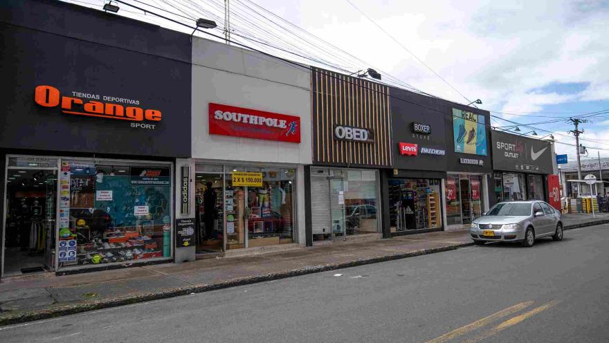 La imagen muestra una de las zonas comerciales de Floresta Outlet, con una variada oferta de tiendas deportivas y de moda. En la fachada se distinguen marcas como Orange Sport, Southpole, Levi’s, Skechers y Nike, que ofrecen ropa, calzado y artículos para diferentes estilos de vida.