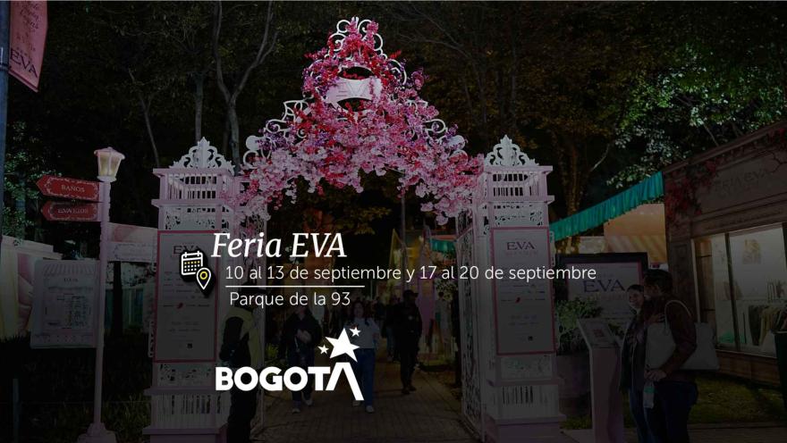 Estructura decorativa iluminada con arcos de flores rosadas en la entrada de la Feria EVA en el Parque de la 93. 