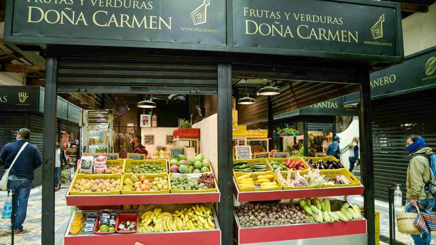 Una colorida y variada oferta de frutas y verduras se exhibe en el mercado, donde los productos frescos llenan los puestos y atraen a los compradores.