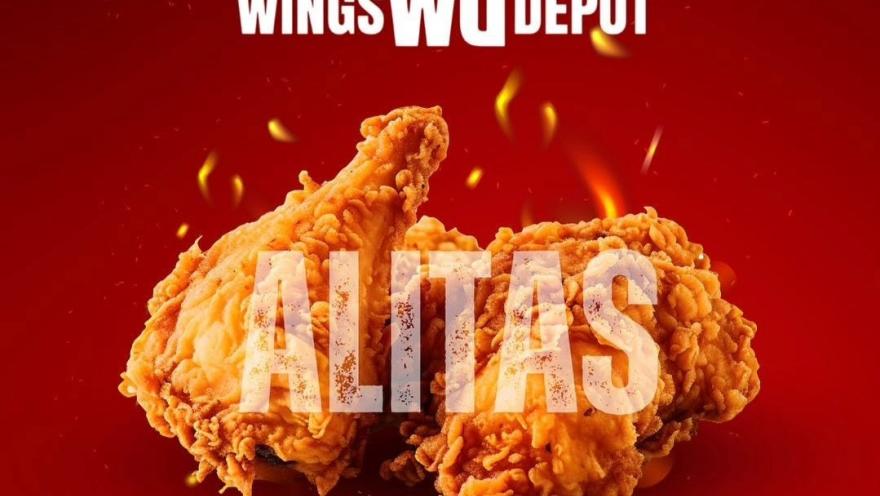 Alitas de pollo apanadas y crujientes, acompañadas de salsas y vegetales.