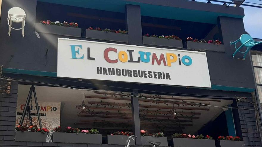Fachada de El Columpio Hamburguesería, decorada con elementos alusivos a su concepto.
