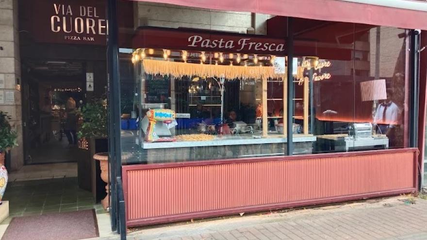 Fachada de Via Del Cuore Pizza Bar, con ventanilla de pasta fresca y ambiente italiano.