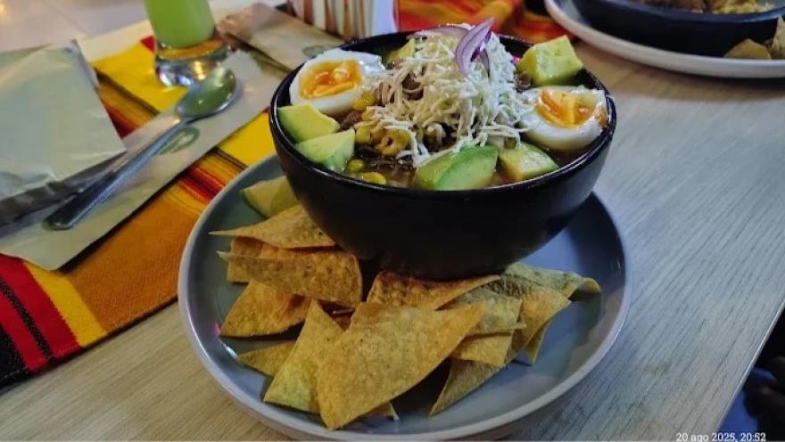 Molcajete mexicano con aguacate, huevo y totopos, servido en Terraza Mexicana.