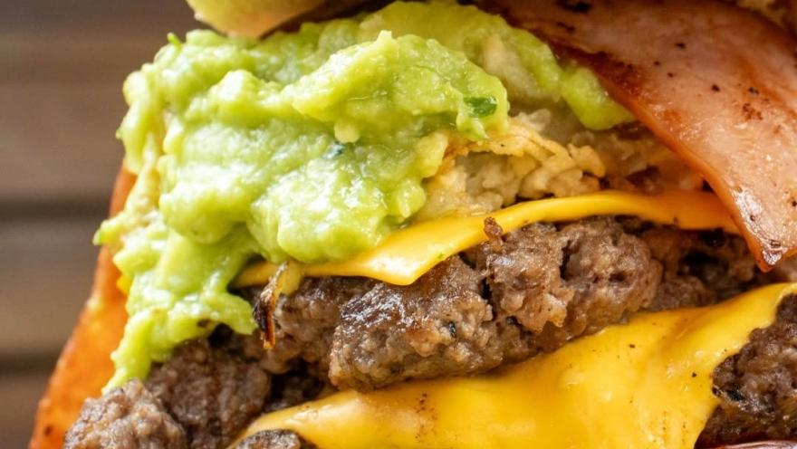 Hamburguesa con doble carne, queso, tocineta y guacamole, preparada al estilo de Good Burger.