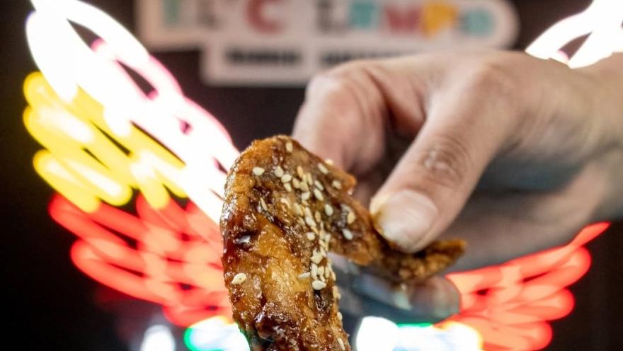  Alita de pollo glaseada con semillas de sésamo.