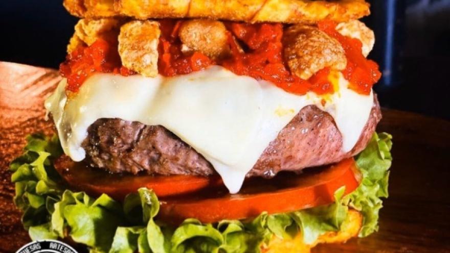 Hamburguesa artesanal con carne de res, queso, vegetales y una generosa combinación de ingredientes.