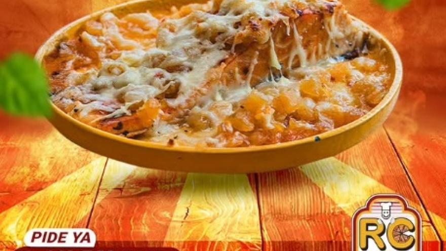  Lasaña horneada con salsa, carne y queso gratinado.