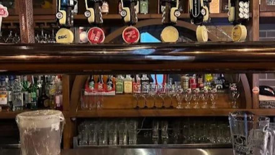 Barra de Wings Depot Gourmet con surtido de bebidas y grifos de cerveza.
