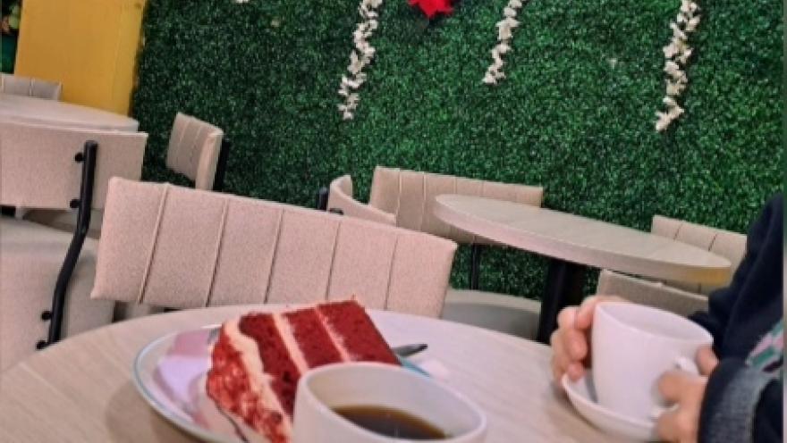 Café de origen y torta de frutos rojos en el acogedor ambiente de Bendito Café.