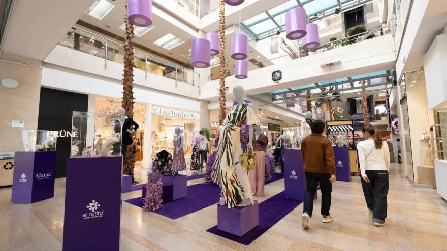  El Centro Comercial El Retiro ofrece espacios modernos y elegantes, donde una muestra de moda y diseño llena de color el recorrido de los visitantes.