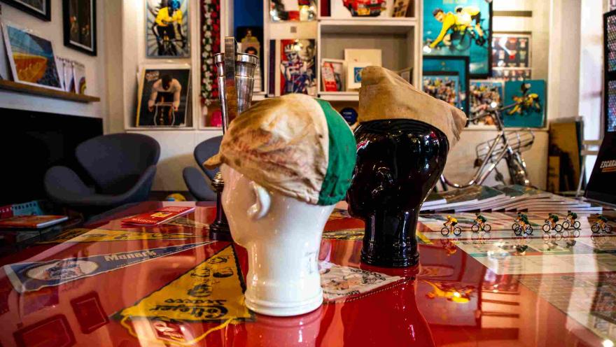 Colección de objetos y recuerdos del ciclismo en Moovil, con trofeos, miniaturas, fotografías y piezas de colección.