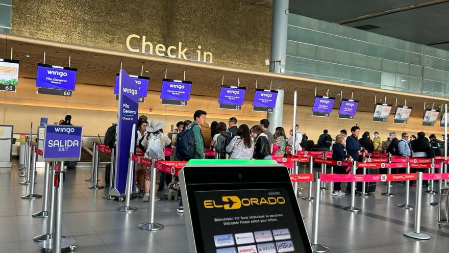 Zona de check-in del Aeropuerto El Dorado, con pasajeros en fila frente a los mostradores de Wingo.