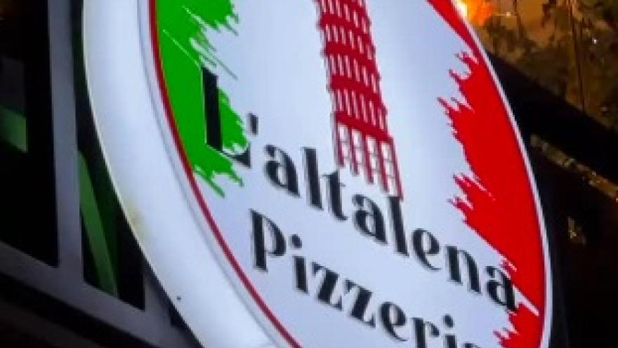 Aviso de L’altalena Pizzería con diseño inspirado en Italia.