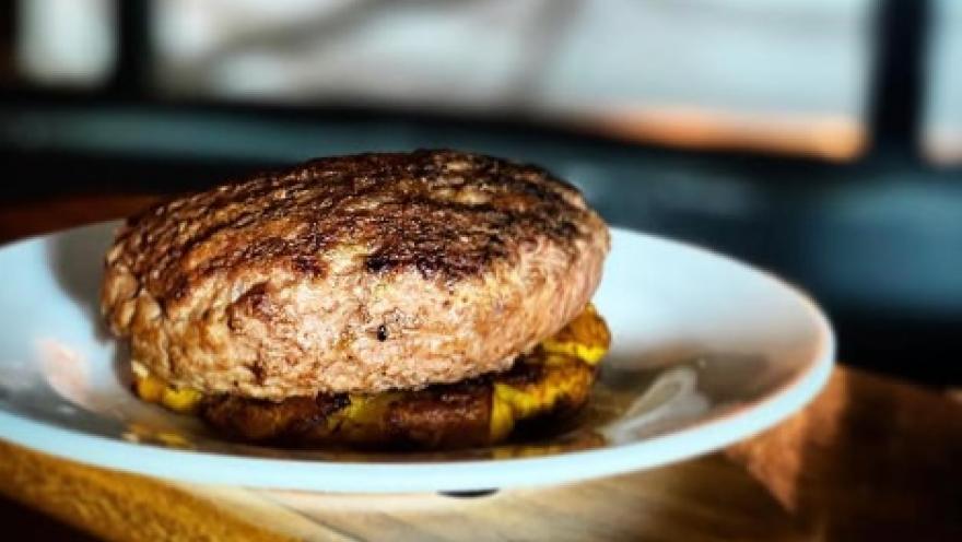 Medallón de carne de res preparado a la parrilla y servido sobre una base de acompañamientos