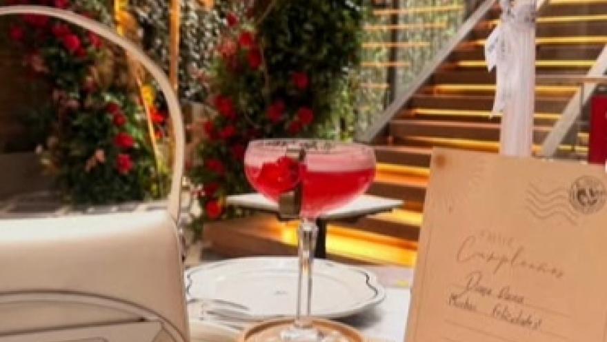 Cóctel servido junto a una mesa decorada, con un ambiente elegante y romántico en Storia D’Amore.