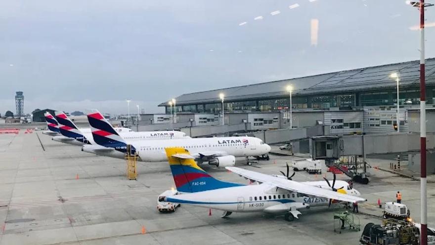 Aviones de LATAM y SATENA estacionados en la plataforma del Aeropuerto El Dorado, junto a la terminal de pasajeros.