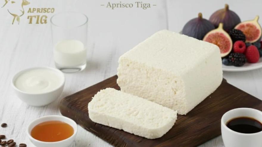 Cuajada de leche de cabra acompañada de frutas, miel y bebidas, como muestra de la producción artesanal del Aprisco Tiga.