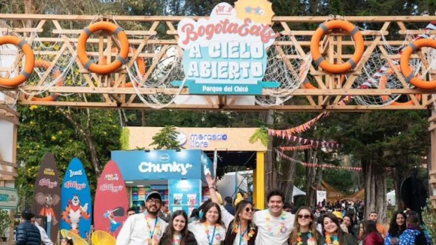 Entrada de Bogotá a Cielo Abierto en el Parque del Chicó, con visitantes y espacios gastronómicos.