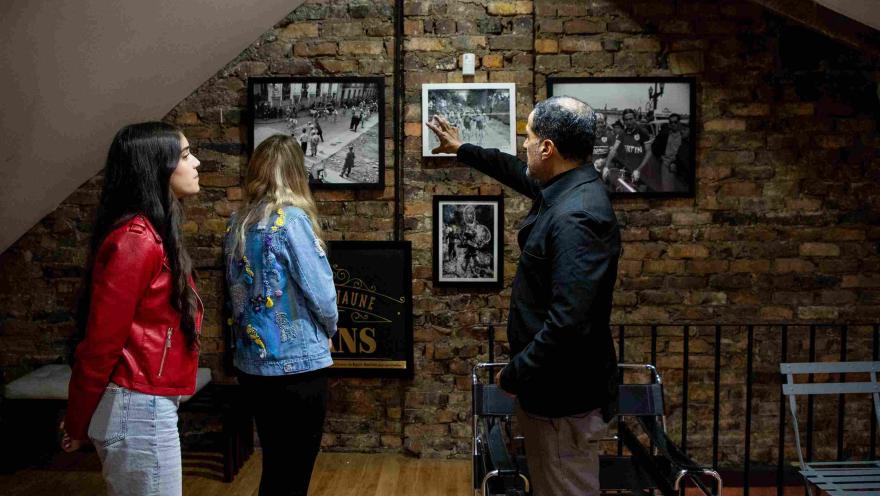 Recorrido por la colección de fotografías históricas de Moovil, donde visitantes conocen relatos y momentos emblemáticos del ciclismo colombiano.