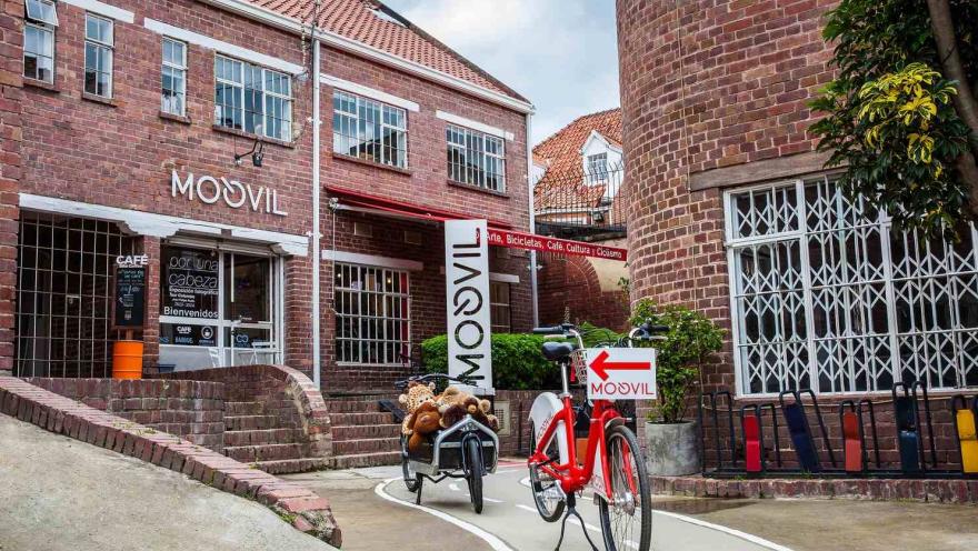 Fachada de Moovil en Quinta Camacho, con bicicletas que dan la bienvenida a este espacio dedicado al arte, la cultura y el ciclismo.