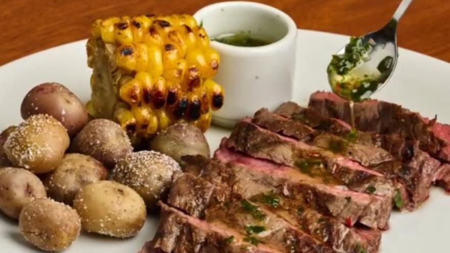 Corte de res a la parrilla, acompañado de papas, mazorca asada y salsa de la casa.
