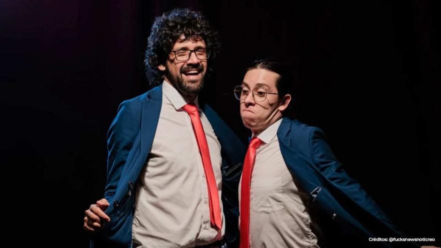 Camilo Pardo y Camilo Sánchez de Fuck News ríen y gesticulan en el escenario vistiendo trajes y corbata roja.