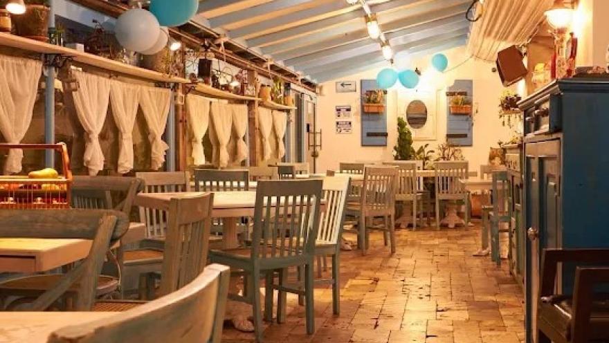 Interior de Andrei con decoración de estilo europeo, mobiliario de madera, iluminación cálida y ambiente acogedor.